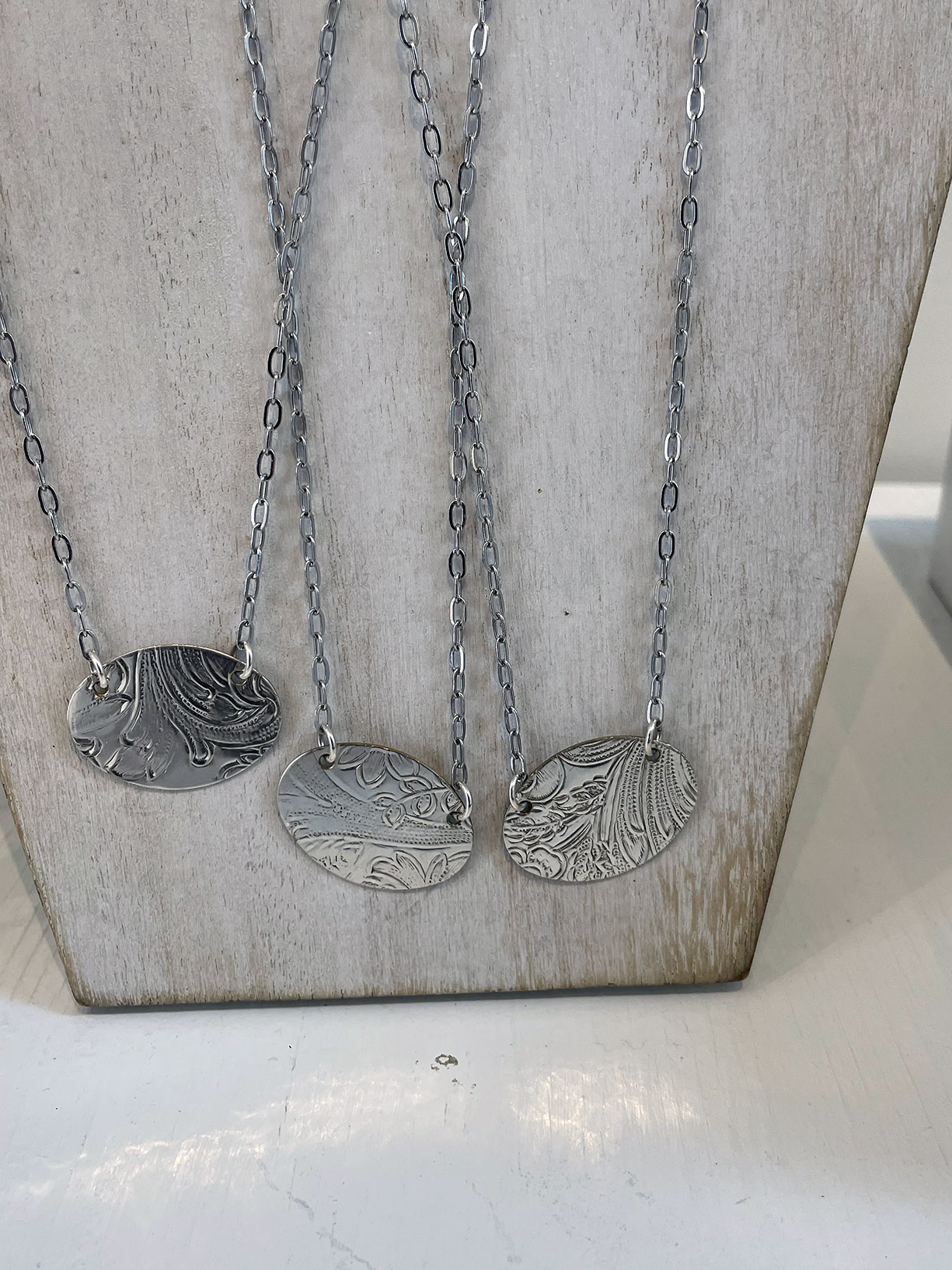 Tray Chic Ellipse Necklace